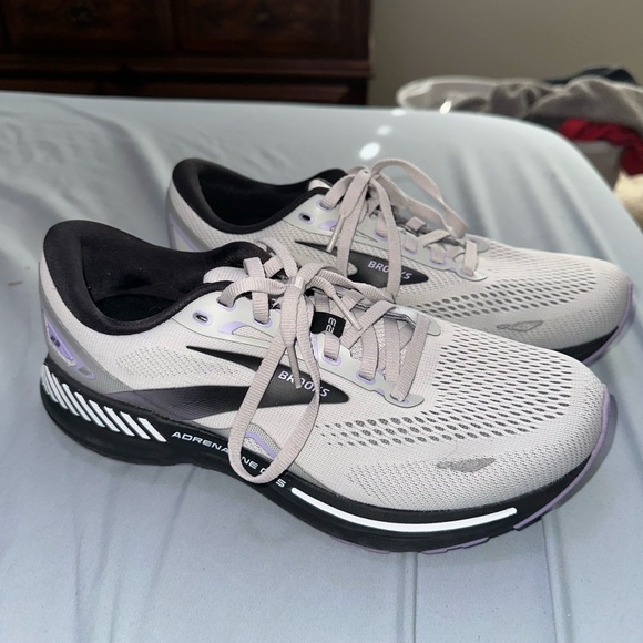 Brooks Women\'s Athletic Shoes - Light Gray and Black